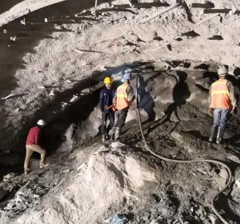 卓资拱顶带模注浆料的施工流程及注意事项